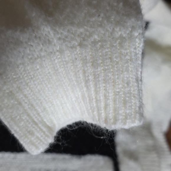 🌟 Calvin Klein Women's Sweater in White and Black Size Medium - Picture 4 of 5